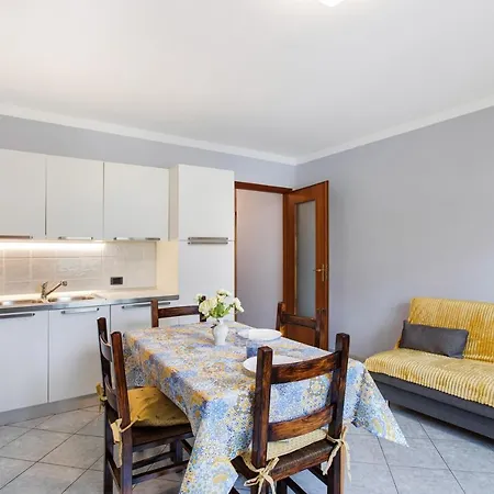 Yellow Apartment Sarre Exterior photo