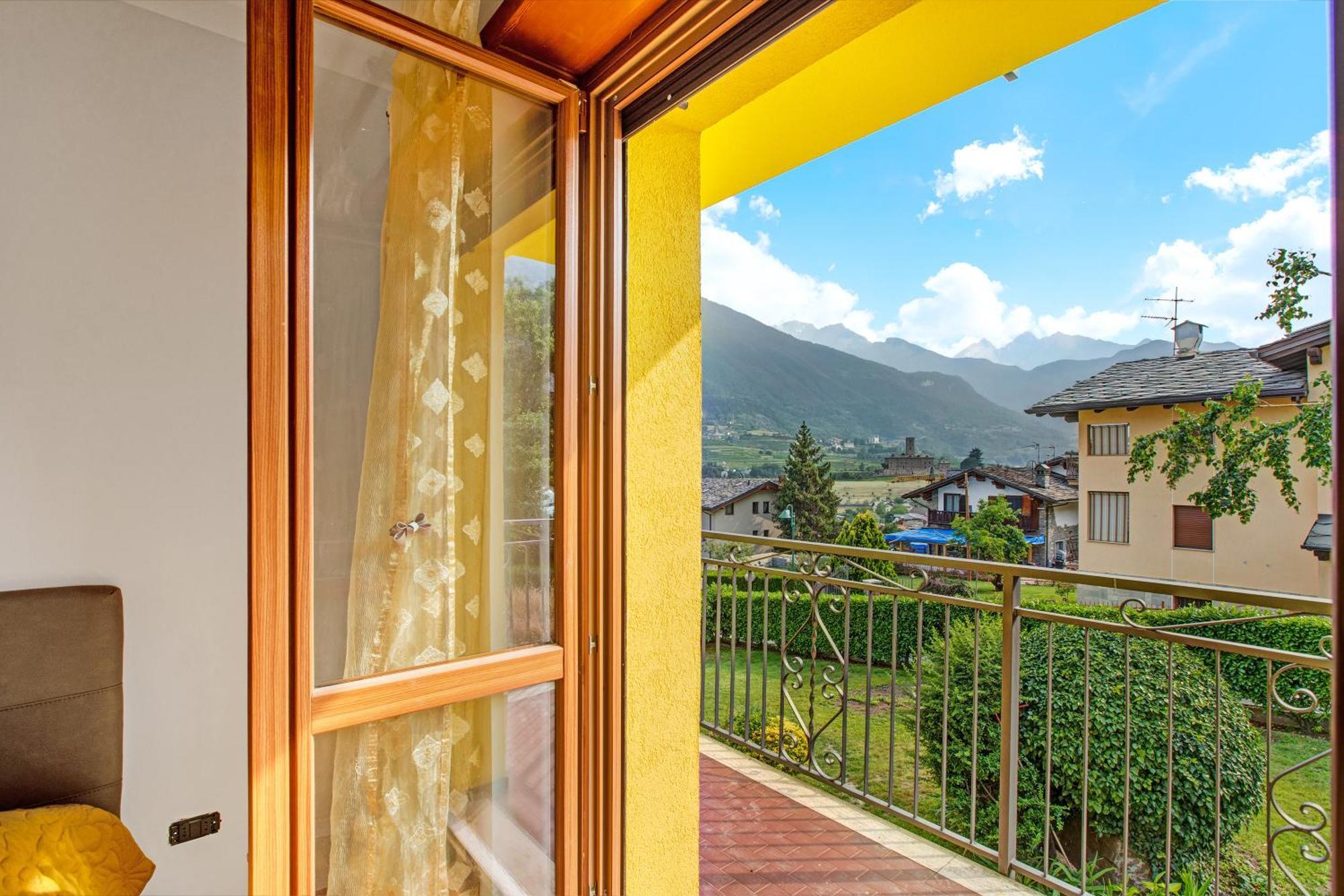 Yellow Apartment Sarre
