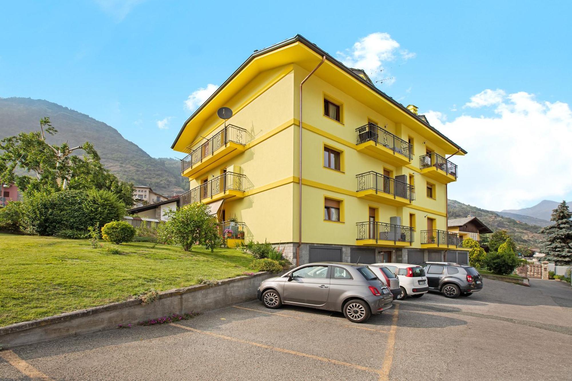 Yellow Apartment Sarre